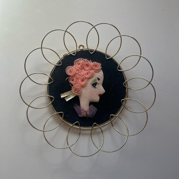 Vintage Wire Frame Portraits with Black Background - Picture 2 of 4